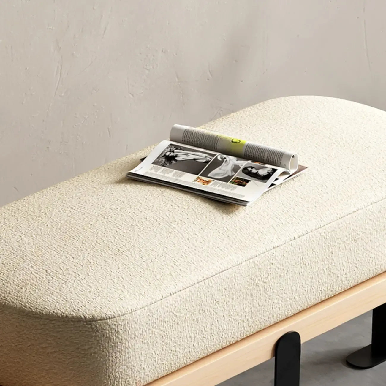 Panca bassa moderna in legno imbottita beige