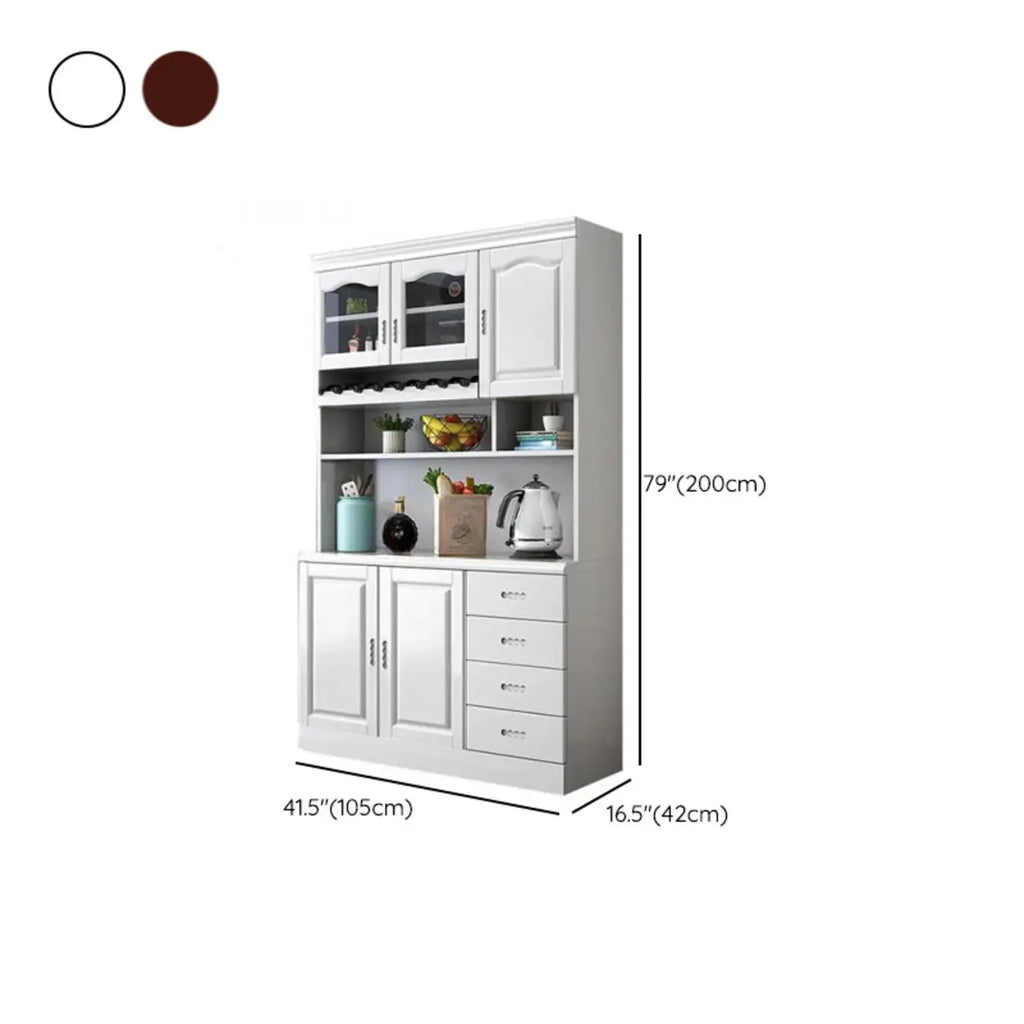 Cucina in legno, credenza bianca, portabottiglie integrato