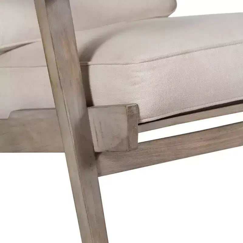 Poltroncina artigianale in legno di mango con sedile imbottito e gambe oblique
