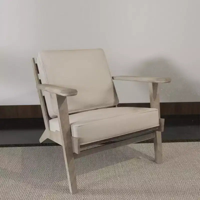 Poltroncina artigianale in legno di mango con sedile imbottito e gambe oblique