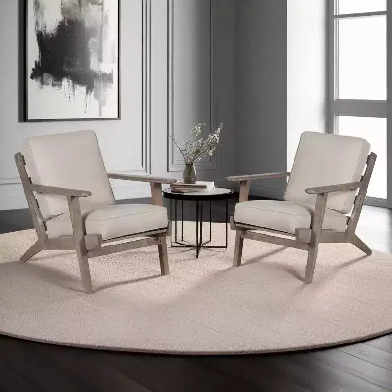 Poltroncina artigianale in legno di mango con sedile imbottito e gambe oblique