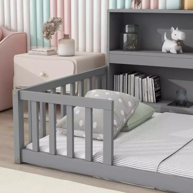 Letto a pavimento gemello con libreria, mensole, sponde di sicurezza, grigio