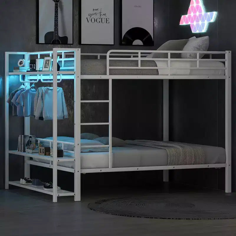 Letto a Castello in Metallo a Grandezza Naturale con Strisce Luminose a LED (7 Colori), Ripiani Aperti e Ganci