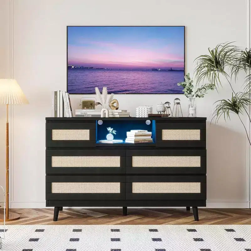 Comò moderno in rattan, comò LED con stazione di ricarica, cassettiere e comò in legno a 6 cassetti, mobile TV per armadio