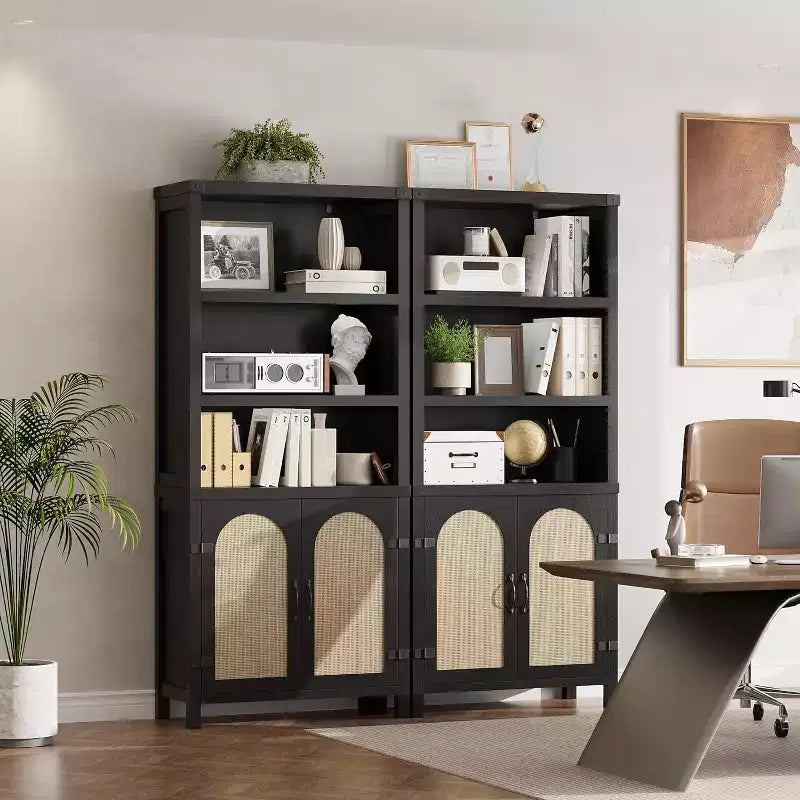 Libreria a colonna da 178 cm con ante in rattan, 3 ripiani aperti e armadietto, Libreria in legno nero per soggiorno, ufficio e camera da letto