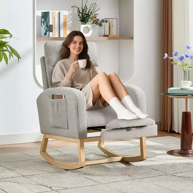 Sedia a dondolo imbottita per cameretta Teddy, dondolo in legno da 300 libbre con schienale alto e 2 tasche laterali, comoda sedia a dondolo per camera da letto e soggiorno