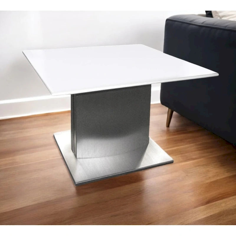 HomeRoots Tavolino Piedistallo Quadrato in Marmo Bianco e Argento e Metallo - 21.5" X 22" X 21.5"