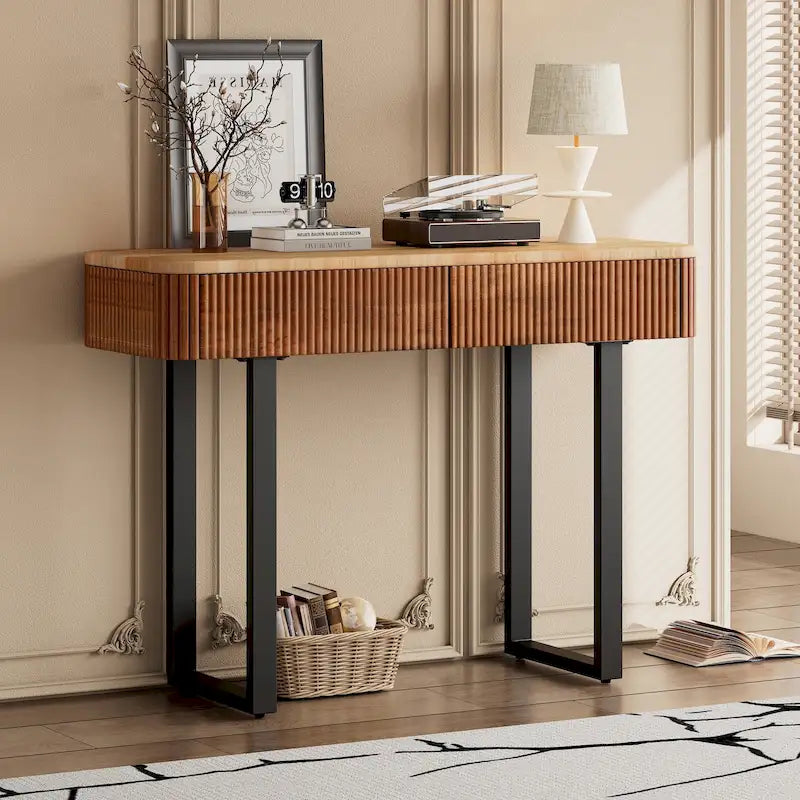 Consolle da ingresso moderna in legno massello con design a coste e contenitore