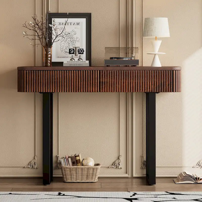 Consolle da ingresso moderna in legno massello con design a coste e contenitore