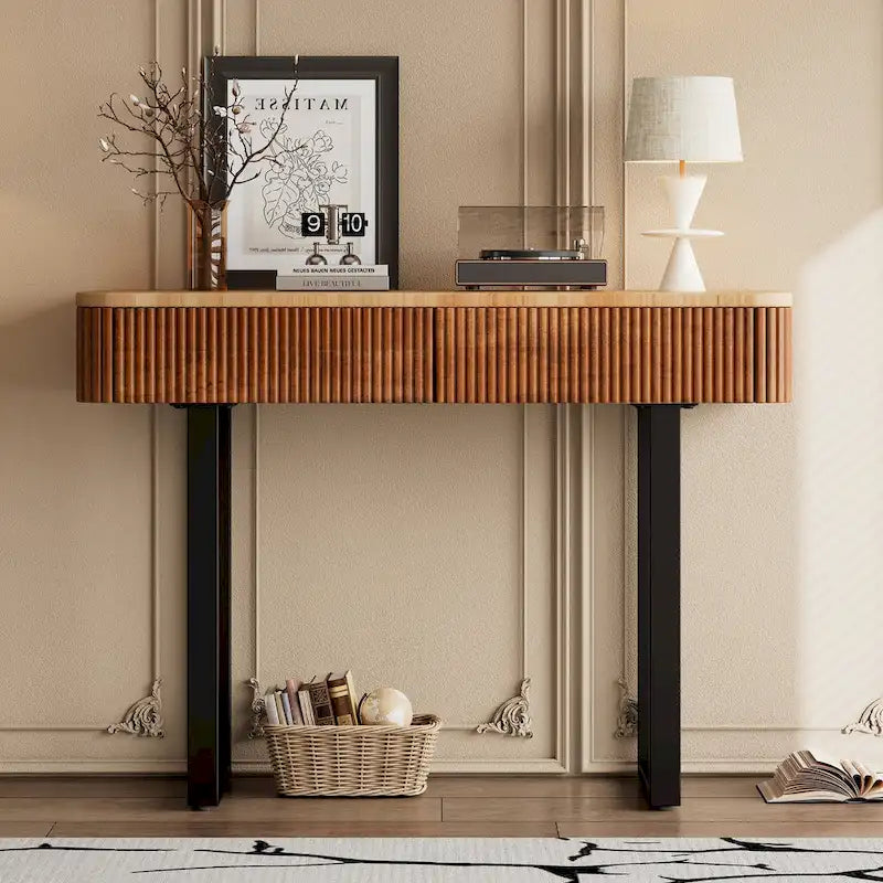 Consolle da ingresso moderna in legno massello con design a coste e contenitore