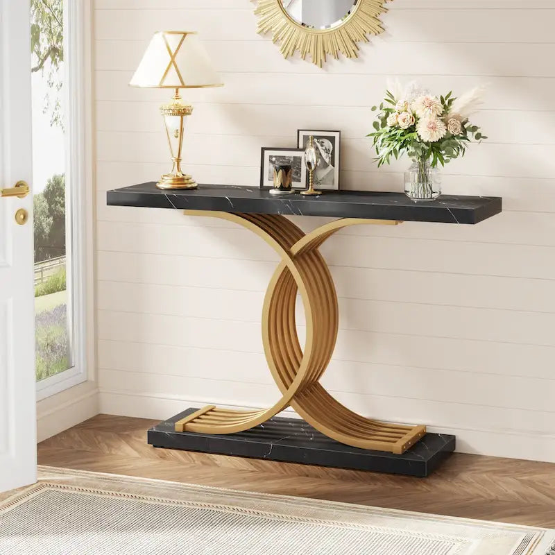 Tavolo da divano moderno nero/oro con ripiano in finto marmo, tavolo da ingresso in legno da 99 cm con gambe geometriche in metallo per l'ingresso