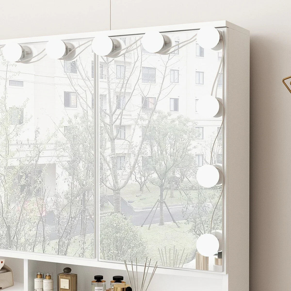 Comò per trucco con specchio a tre ante, illuminazione certificata e piano in vetro