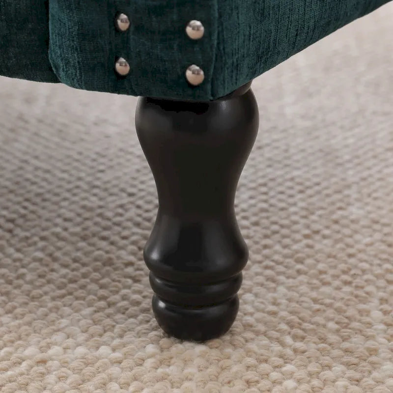 Poltrona moderna imbottita con borchie e gambe in legno