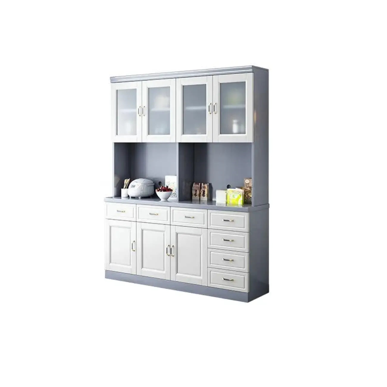 Cucina in legno, credenza bianca, portabottiglie integrato