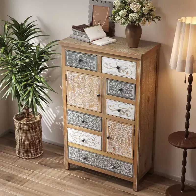 Cassettiera vintage in legno con 6 cassetti e 2 armadietti, comò rustico intagliato multicolore per soggiorno