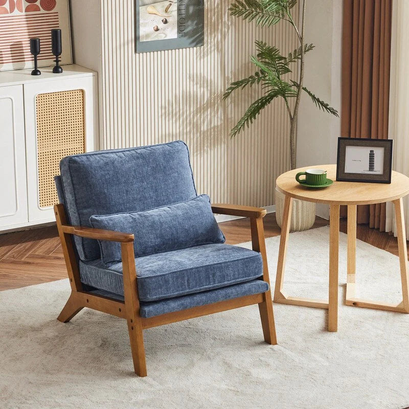 Poltrona d'accento rivestita in misto lino con gambe in legno e un cuscino, beige