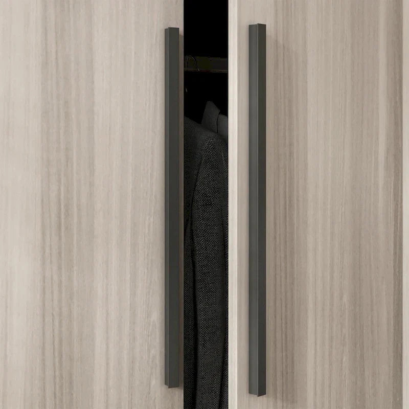 Armadio moderno freestanding in legno massiccio con ripiani
