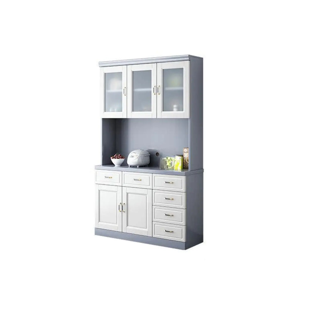 Cucina in legno, credenza bianca, portabottiglie integrato