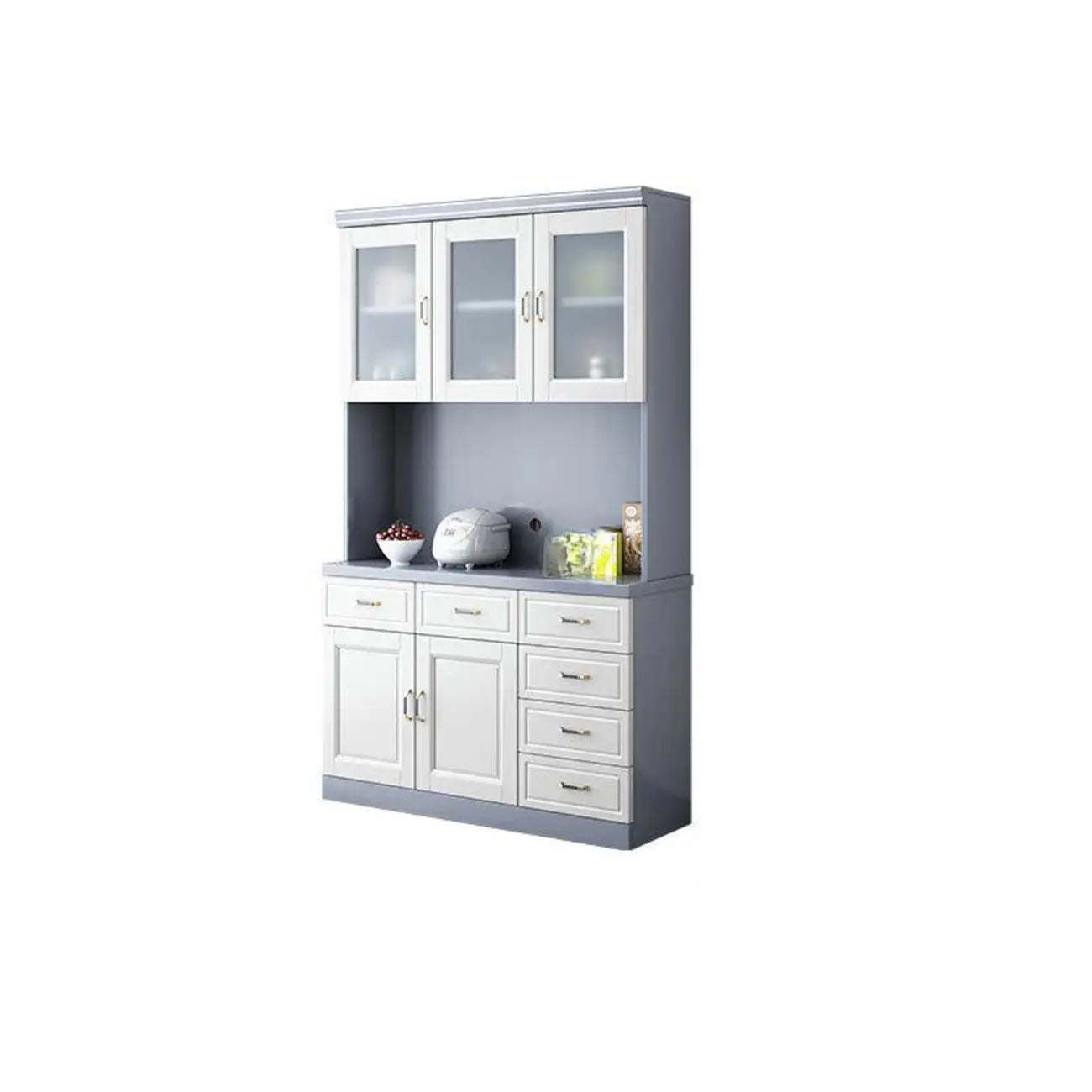 Cucina in legno, credenza bianca, portabottiglie integrato