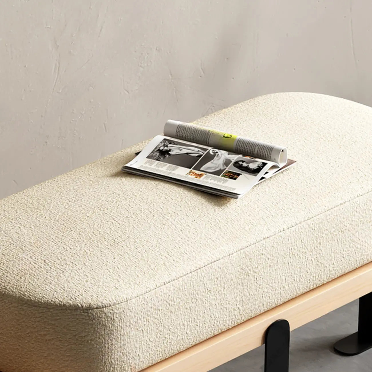 Panca bassa moderna in legno imbottita beige
