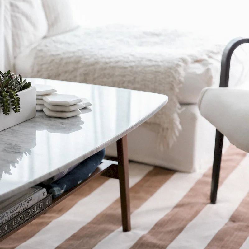 Belle table basse en marbre blanc de Carrare italien pour un salon modernisé et élégant