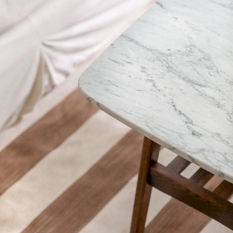 Belle table basse en marbre blanc de Carrare italien pour un salon modernisé et élégant