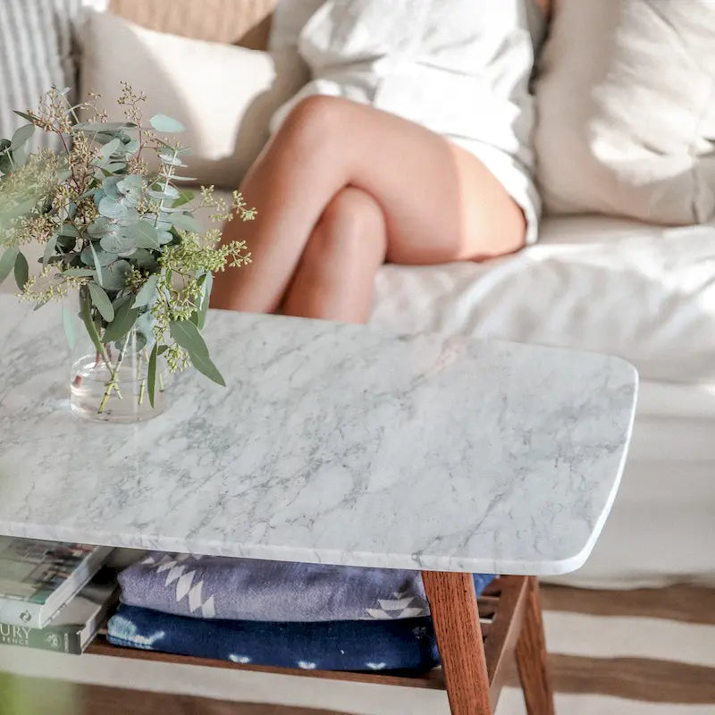 Belle table basse en marbre blanc de Carrare italien pour un salon modernisé et élégant