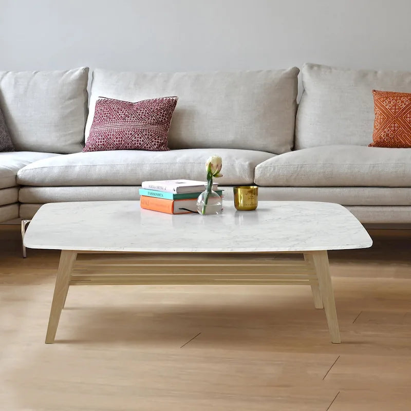 Belle table basse en marbre blanc de Carrare italien pour un salon modernisé et élégant