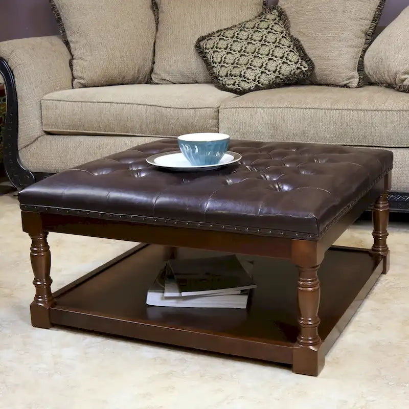 Tavolino poggiapiedi Cairona con ripiano in similpelle tufted bi-cast da 34 pollici
