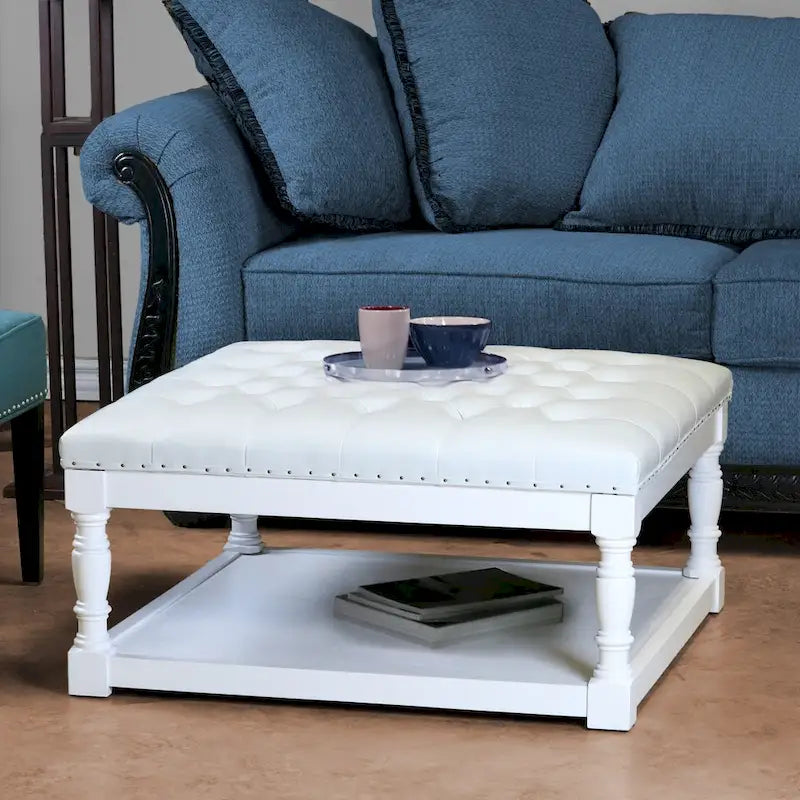 Tavolino poggiapiedi Cairona con ripiano in similpelle tufted bi-cast da 34 pollici