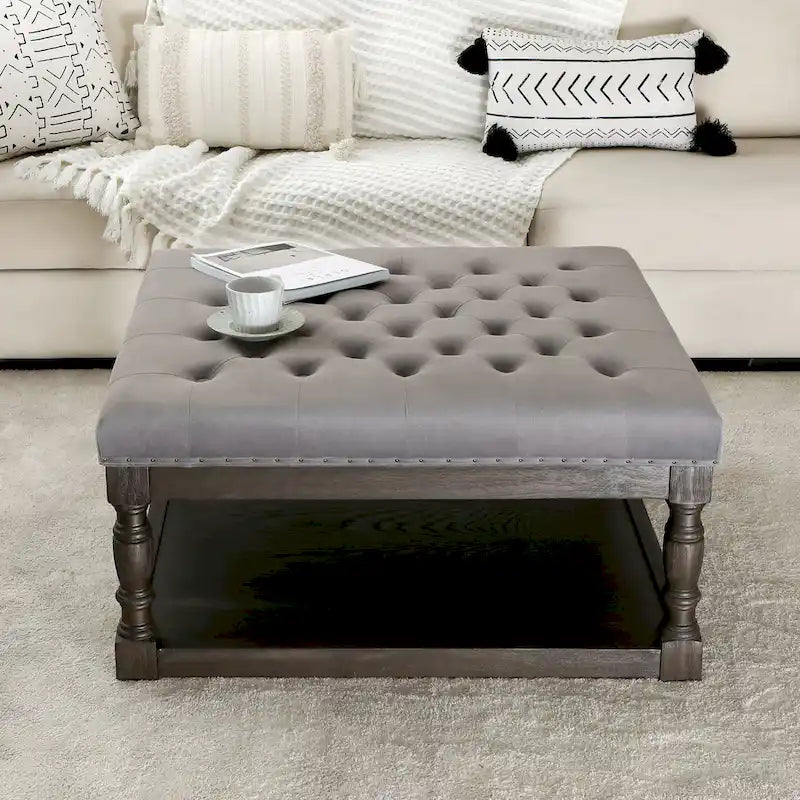 Tavolino poggiapiedi Cairona con ripiano in similpelle tufted bi-cast da 34 pollici