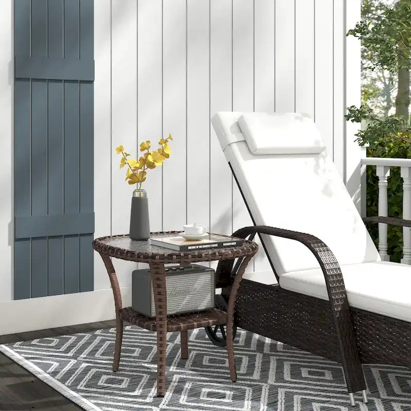 Table basse en rotin Outsunny avec étagère de rangement, table d'appoint en osier avec plateau en verre, table d'appoint d'extérieur pour jardin, porche, arrière-cour