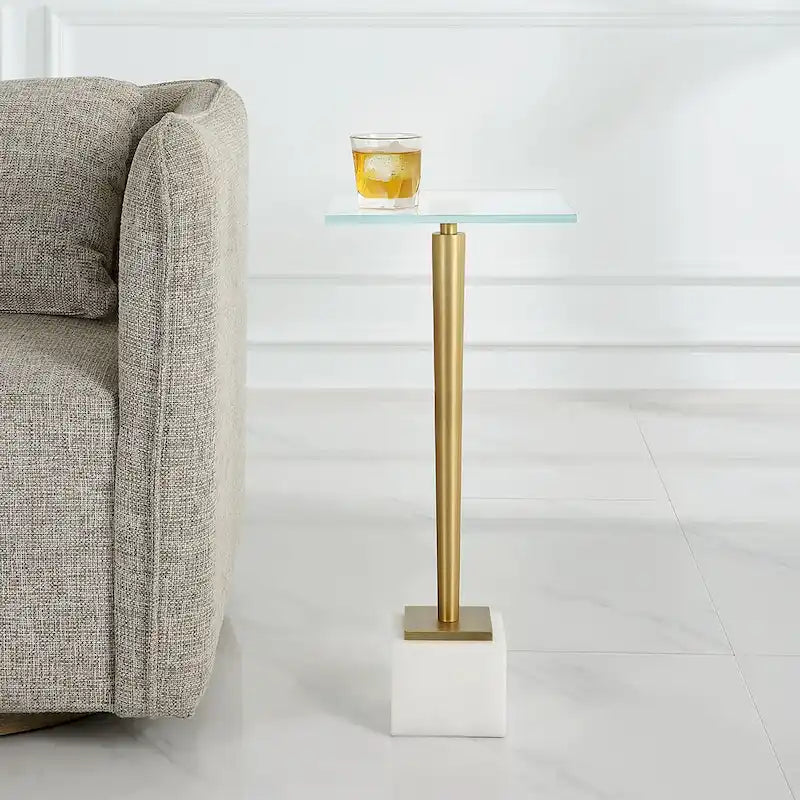 Tavolino d'appoggio Porch & Den in vetro e ferro dorato con base in marmo massiccio