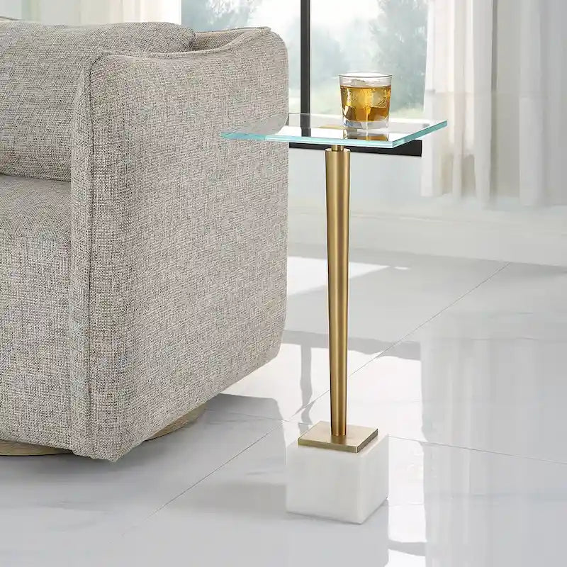 Tavolino d'appoggio Porch & Den in vetro e ferro dorato con base in marmo massiccio