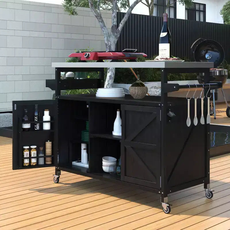 Isola per cucina Okak Outdoor con piano in acciaio inossidabile, carrello da cucina in legno con ante, ripiani e porta spezie, isola da cucina con ruote