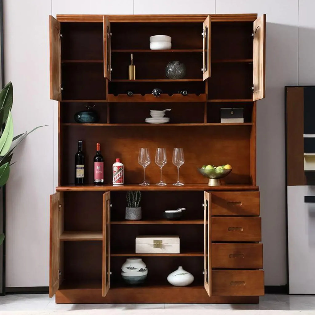 Cucina in legno, credenza bianca, portabottiglie integrato