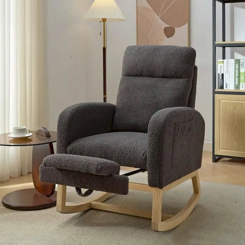 Poltrona a dondolo moderna con schienale alto da 75 cm, imbottita, con gambe in legno massello e poggiapiedi regolabile