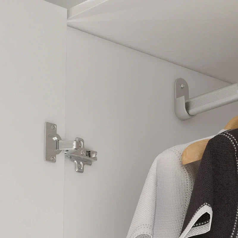 Armadio moderno freestanding in legno massiccio con ripiani