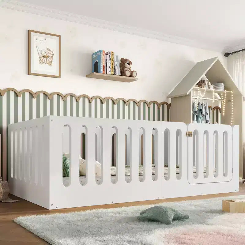 Letto Montessori Matrimoniale Bianco a Terra con Spondine e Porta – Legno Massello, 1 Bambino