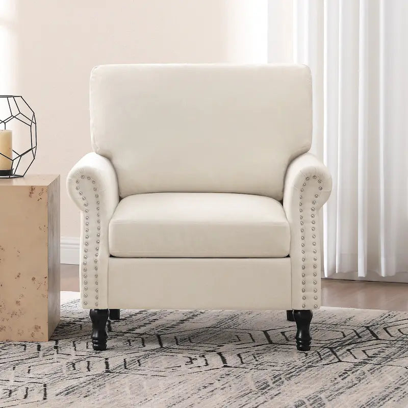 Poltrona moderna imbottita con borchie e gambe in legno