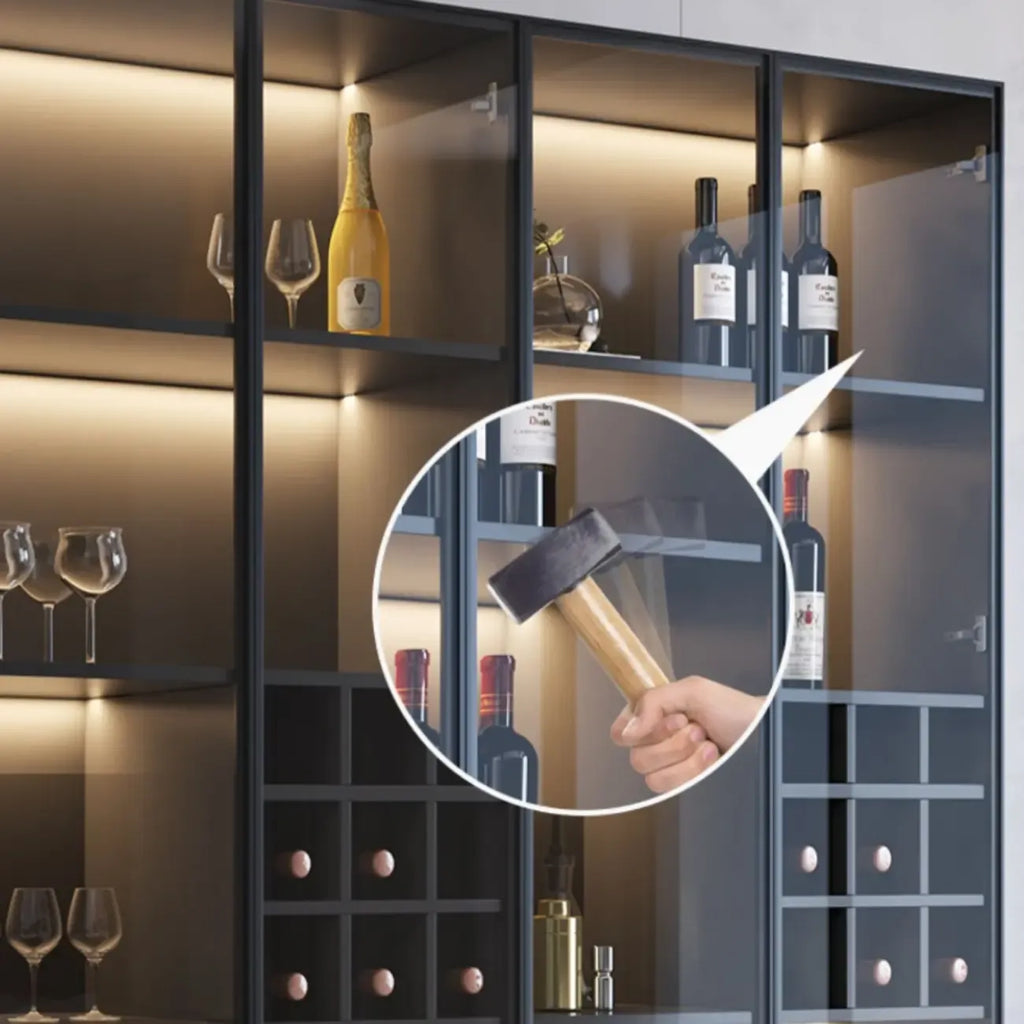 Mobile portabottiglie minimalista in legno nero con anta in vetro