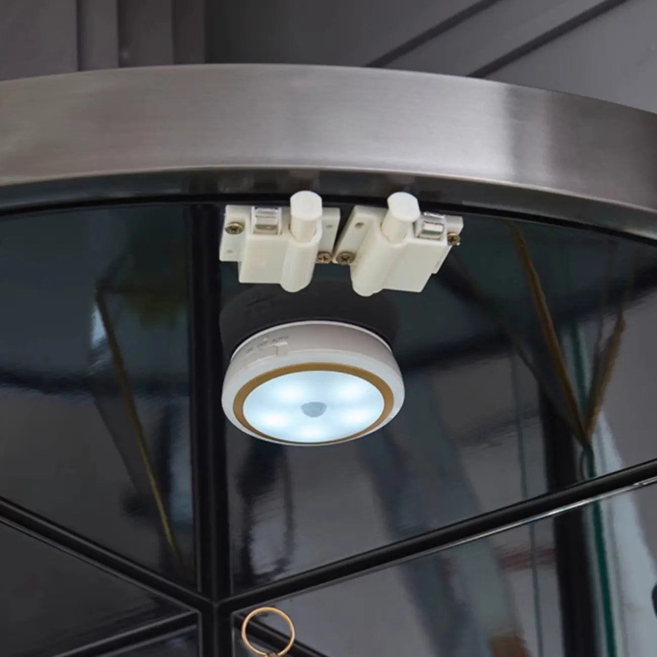 Mobile Bar Angolare con Scaffali Multipli in Vetro e Metallo per Esposizione